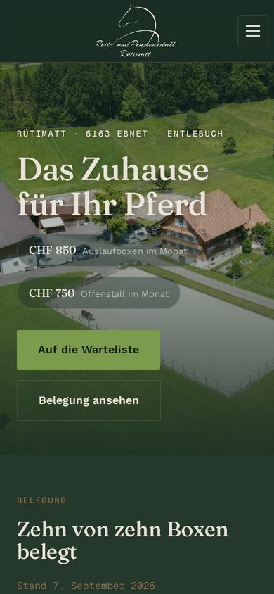Startseite von ruetimatt.ch auf dem Handy: Luftbild des Hofs und der Titel «Das Zuhause für Ihr Pferd»